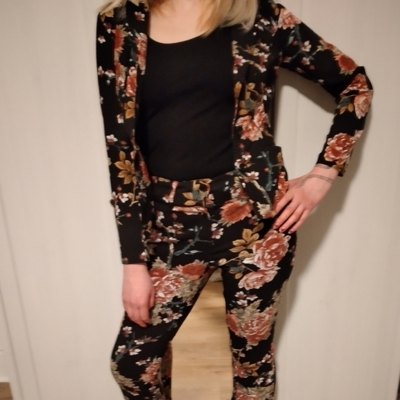 Floral Suit Set - Picture 6 of 6